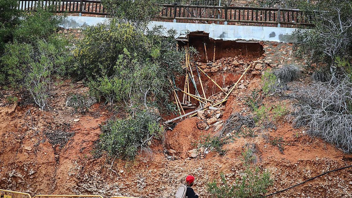 Parte del paseo de La Caleta está literalmente suspendido desde 2019 por un derrumbe. | TONY SEVILLA