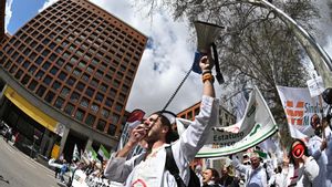 MADRID (ESPAÑA), 05/04/2025.- Vista de la manifestación convocada por la Confederación Española de Sindicatos Médicos (CESM), el colectivo de médicos en Madrid este sábado para reclamar mejoras en su jornada laboral, su modelo retributivo y el fin de las guardias. EFE/ Fernando Villar