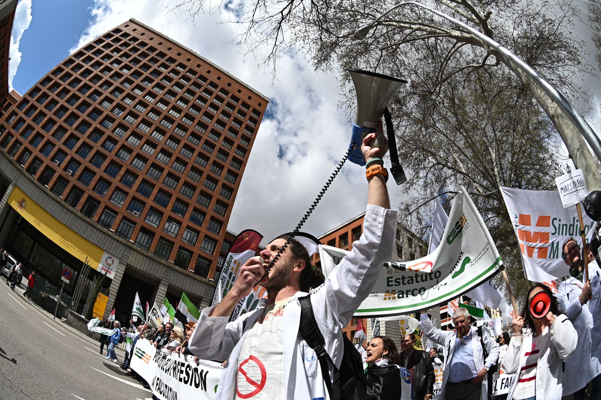 MADRID (ESPAÑA), 05/04/2025.- Vista de la manifestación convocada por la Confederación Española de Sindicatos Médicos (CESM), el colectivo de médicos en Madrid este sábado para reclamar mejoras en su jornada laboral, su modelo retributivo y el fin de las guardias. EFE/ Fernando Villar