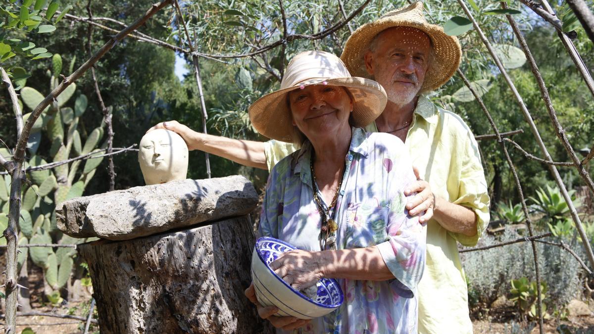 Leben seit vielen Jahren zurückgezogen: Tom Schaal und seine Frau Eva Gebauer in ihrem Garten.