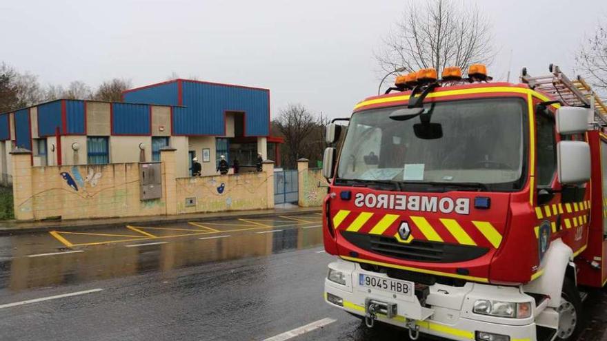 Los bomberos permanecieron tres horas en el operativo y (abajo) puertas abiertas para ventilar el recinto. // Bernabé