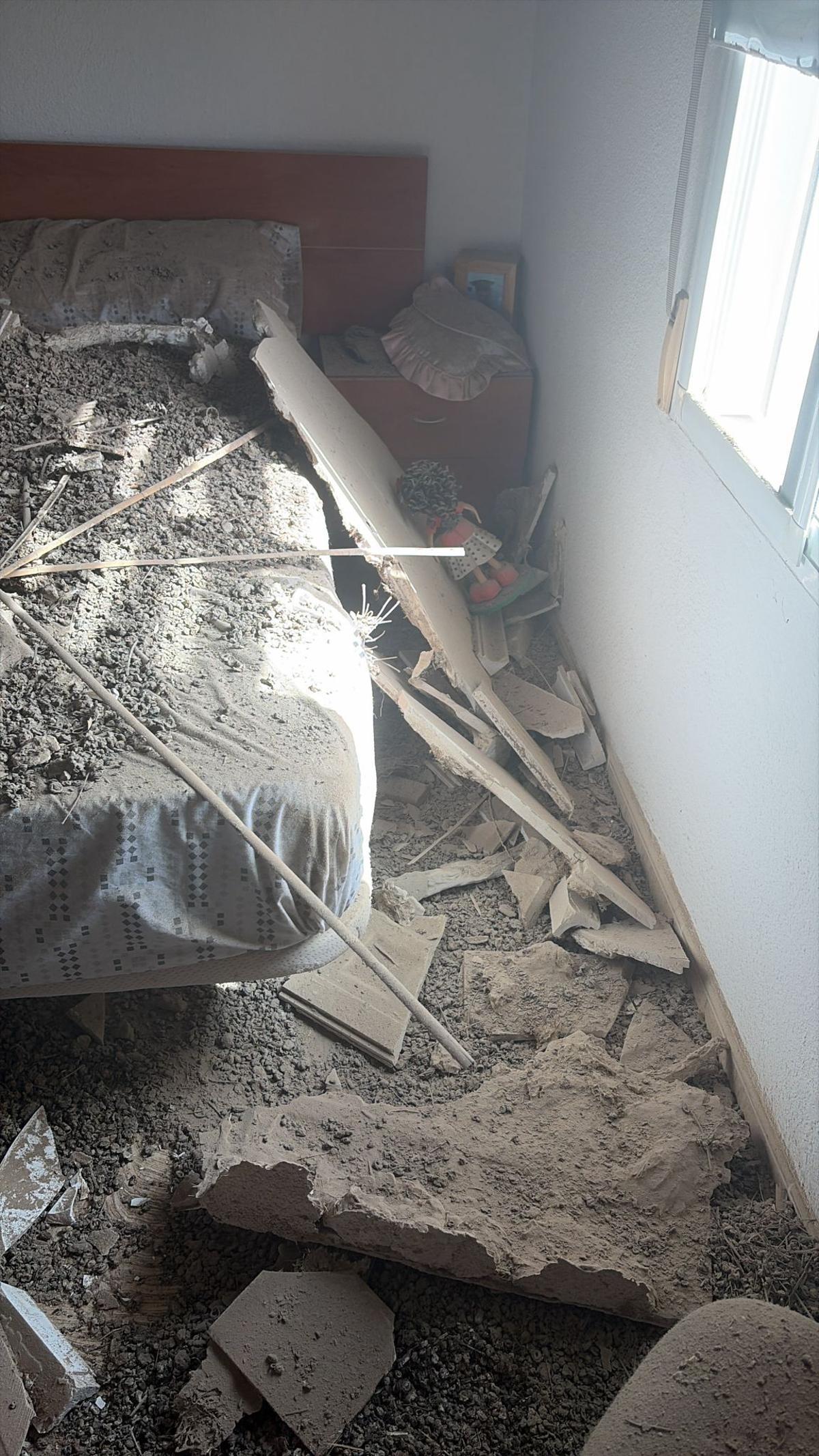 Buena parte del techo del dormitorio principal se venía abajo en una vivienda de San Antón en Elche
