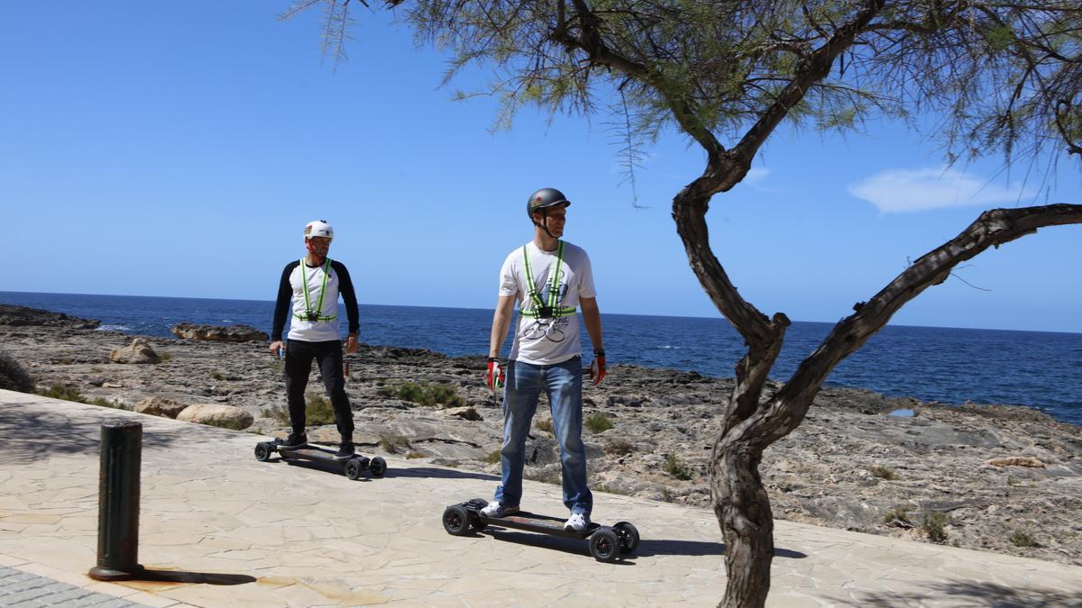 Das elektrische Longboard ist auf jeden Fall ein Hingucker. Nach einer Stunde traut sich der MZ-Redakteur (re.) an die Uferpromenade.