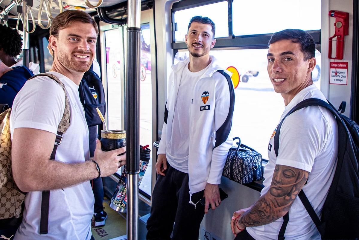 Lucas Beltrán ha vuelto a poder viajar con el equipo. Los tres argentinos, juntos, en el desplazamiento a Oviedo de esta tarde
