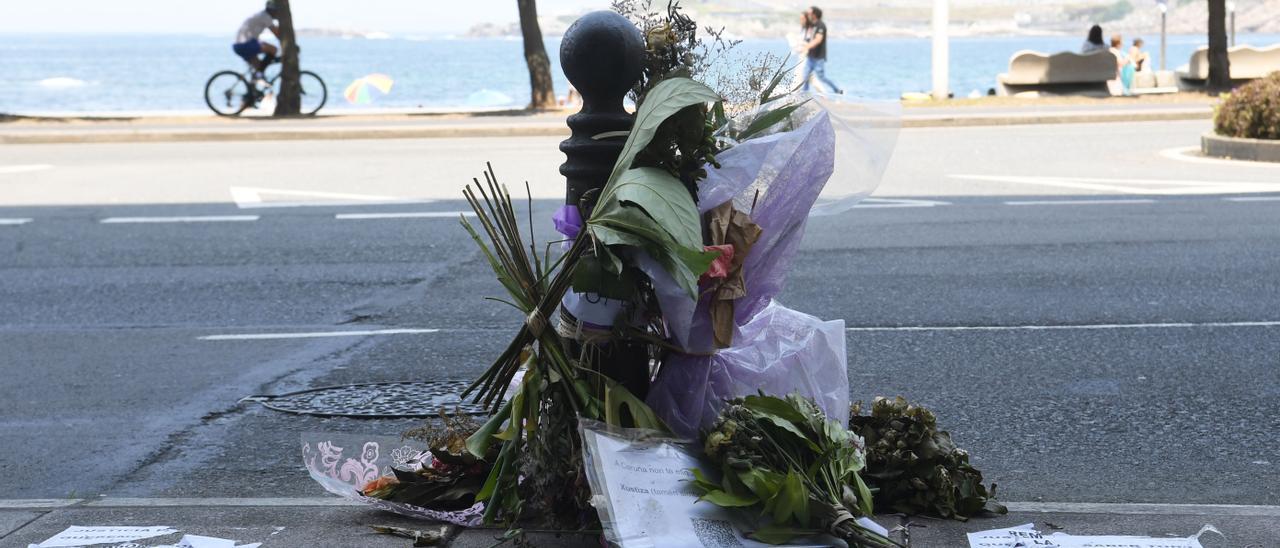 Ofrenda floral a Samuel en el lugar donde fue agredido mortalmente.