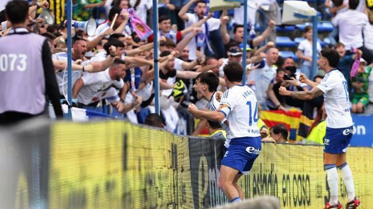 Pau Sans, Francho y Vital celebran el gol de Poussin, el 2-2, de manera eufórica con la afición.