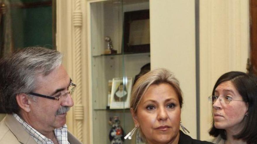 Feliciano Fernández y Rosa Valdeón, a su llegada al salón de plenos del Ayuntamiento, ayer tarde.
