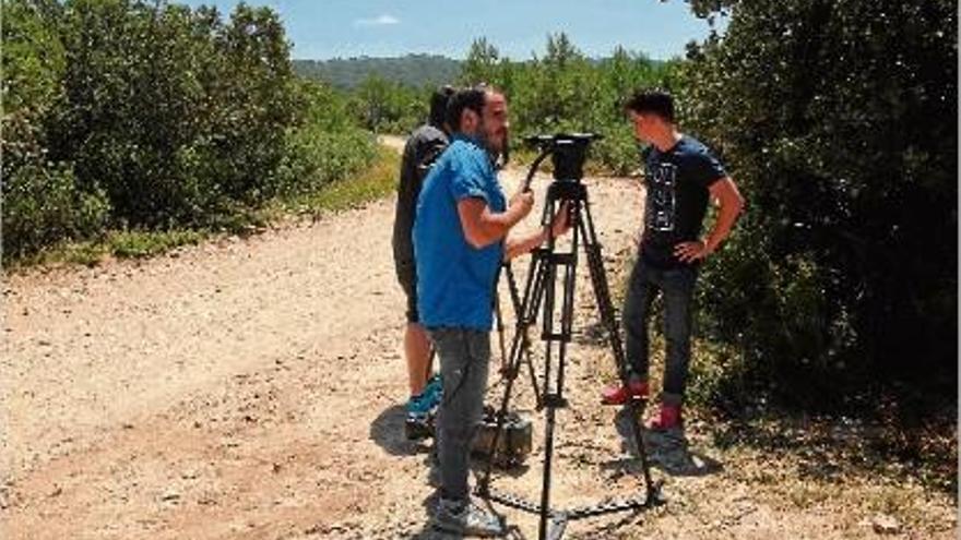 Operadors de televisió, ahir, en el lloc on la parella va posar fi a la seva vida i la de la seva filla.