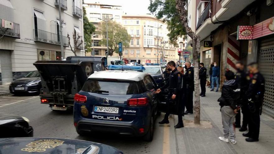 Cuando la patrulla llegó al lugar sorprendió al detenido agazapada entre varios de vehículos del garaje y le intervinieron dos tijeras y un candado fracturado