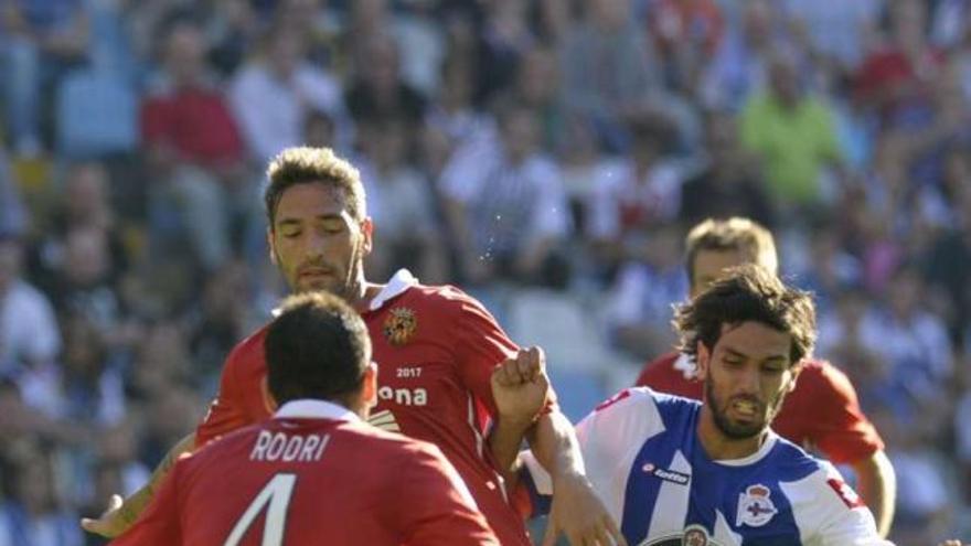 Lassad choca con un defensa del Nàstic durante el encuentro del pasado sábado en Riazor. / fran martínez