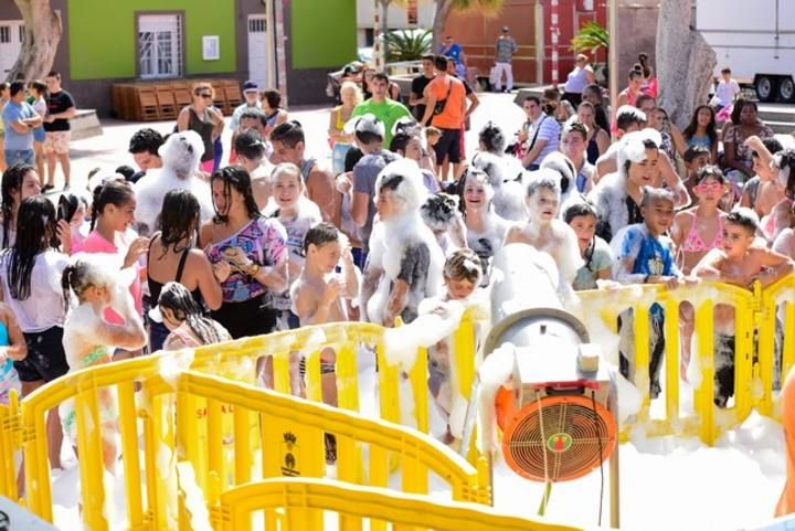Fiesta de la espuma en la Plaza San Rafael en Vecindario