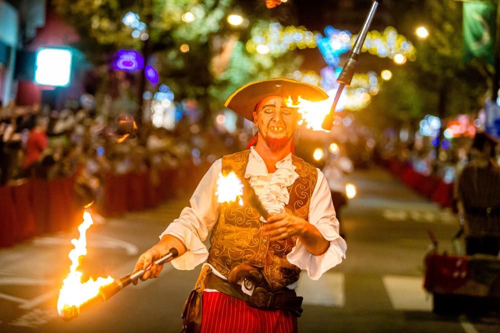 Calp se entrega a las huestes festeras en la Entrada de Moros y Cristianos