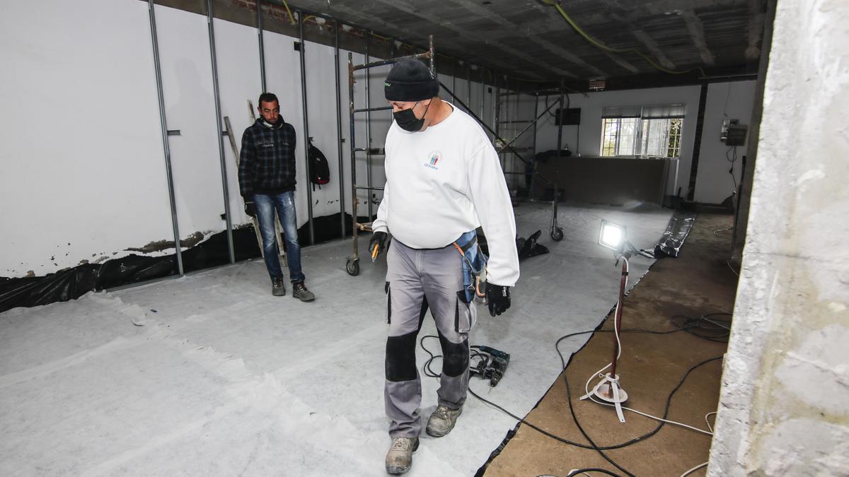 Operarios trabajan en las obras para acondicionar el cuartel de la Policía Local en Aldea Moret.