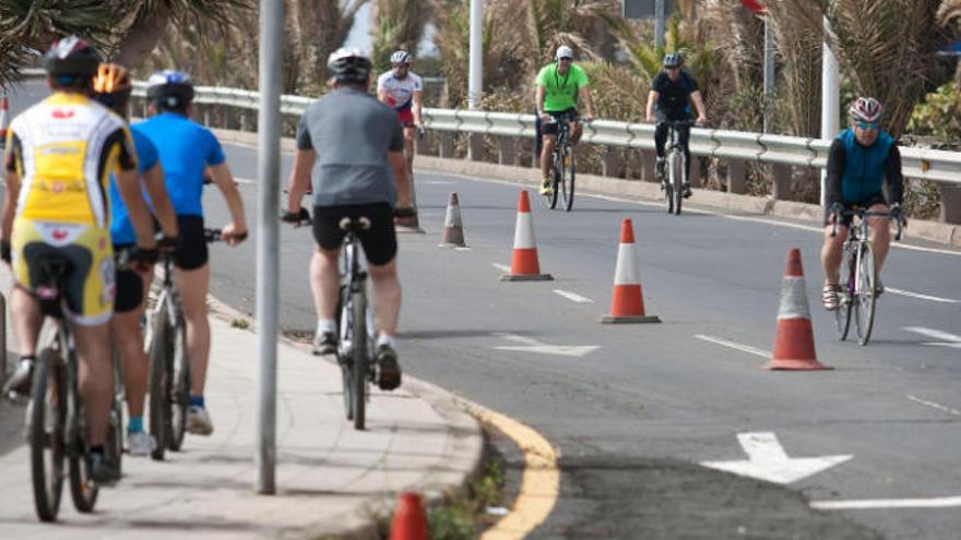 Varios ciclistas utilizan la vía de San Andrés, en Santa Cruz, durante una jornada deportiva para la que se cortó al tráfico la carretera.