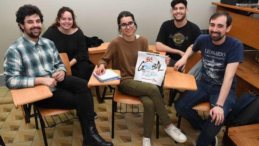 Sergio Artime, a la derecha, con otros estudiantes implicados en el movimiento contra el cambio climático.