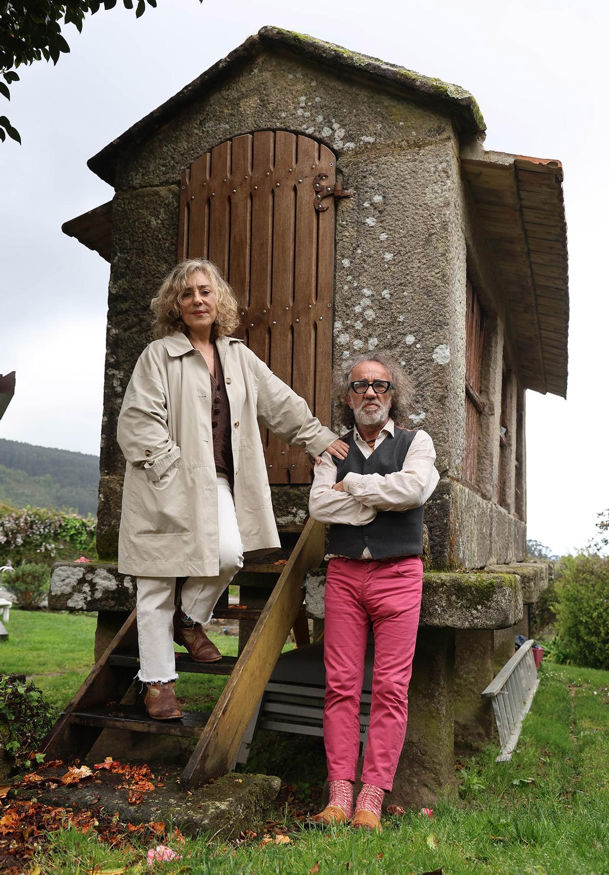 La pareja de artistas ante la entrada del hórreo de su casa en Gondomar