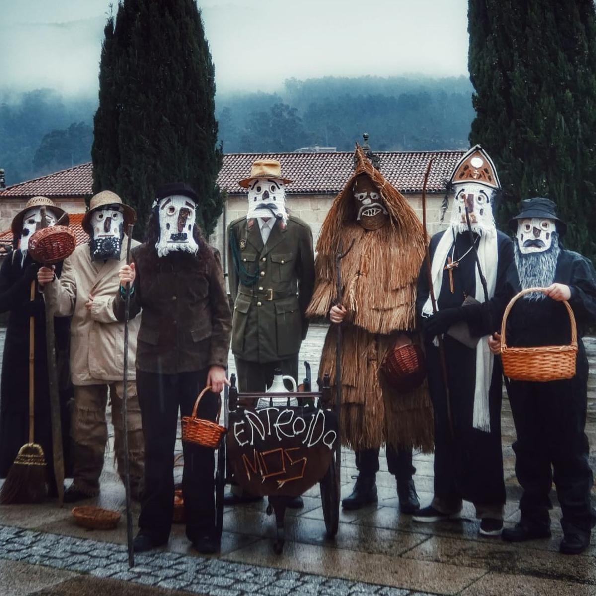 Unha imaxe cos currumiños do Entroido de Mos.