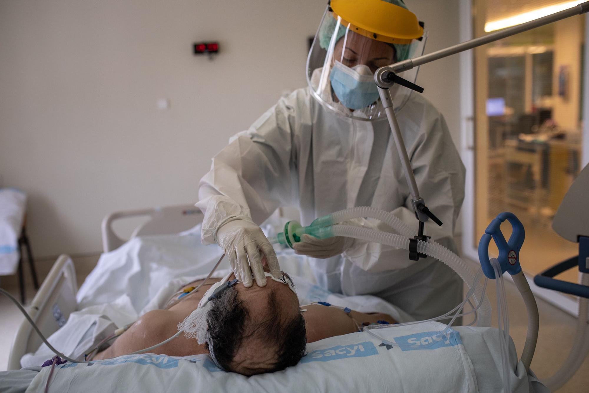 Una sanitaria atiende a uno de los pacientes de coronavirus en la UCI del Hospital Virgen de la Concha.
