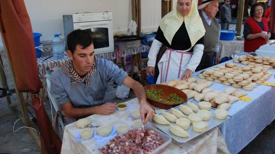 Un joven hornero elaborando empanadas en la plaza.