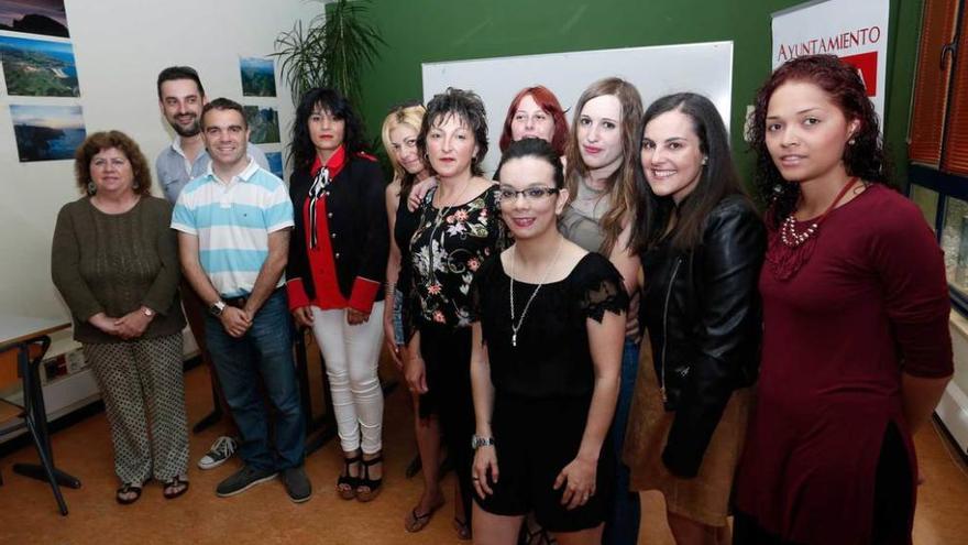 Las participantes en el curso, junto al Alcalde, en el acto de clausura.