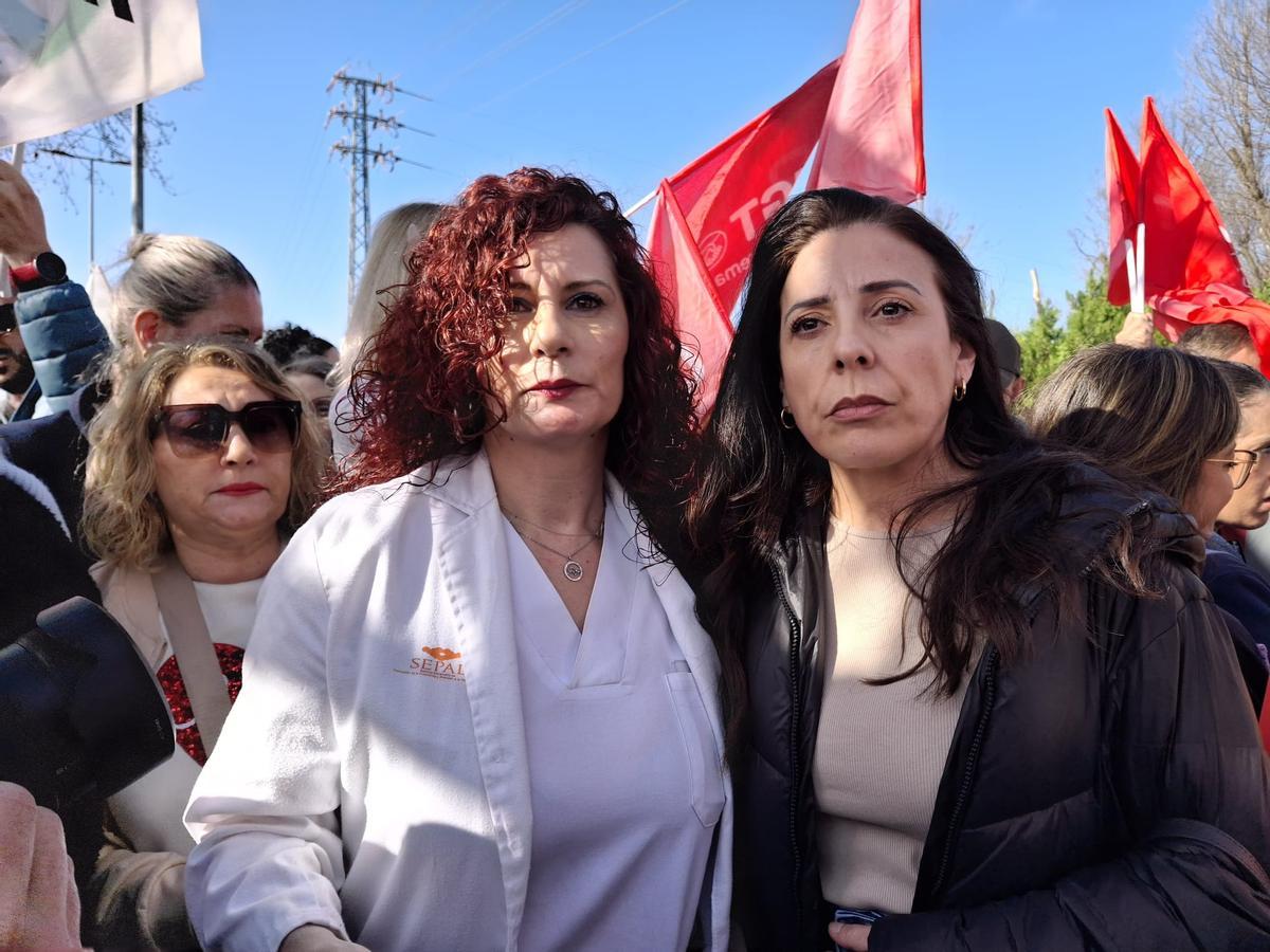 Toñi y Sandra, dos trabajadoras de la residencia, se suman a la concentración.