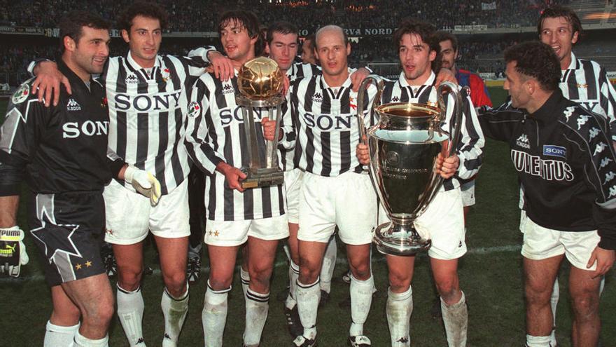 1996: Tacchinardi, con la Intercontinental, y Di Livio, en chándal al lado de Del Piero, que sostiene la Champions, posan con Peruzzi, Iuliano, Zidane y Lombardo.
