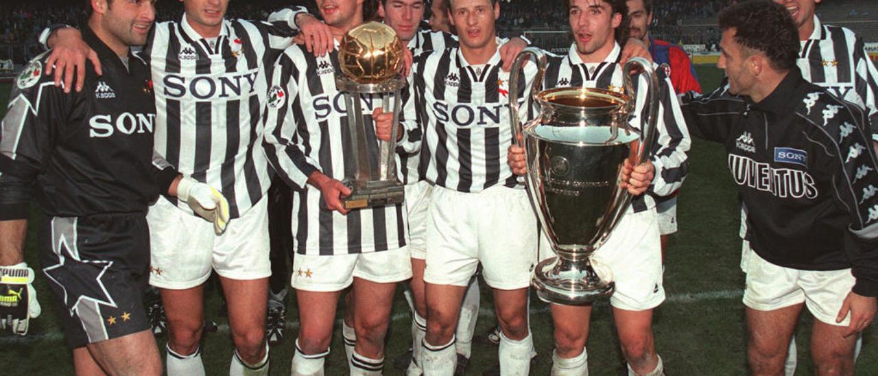 1996: Tacchinardi, con la Intercontinental, y Di Livio, en chándal al lado de Del Piero, que sostiene la Champions, posan con Peruzzi, Iuliano, Zidane y Lombardo.