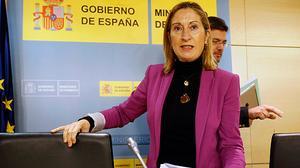 Ana Pastor durant la roda de premsa després de l’anunci de suspensió de vols de Spanair.
