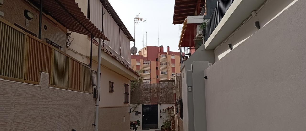 Mangas Verdes, vista de la calle del Tesorillo, con Parque del Sur al fondo.