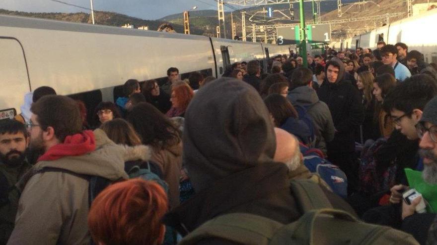 Hablan los viajeros que Renfe sacó del tren a Asturias: &quot;nos tratan como a ovejas&quot;