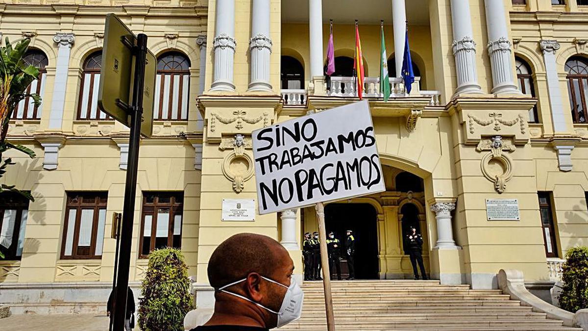 Protesta delante del Ayuntamiento de Málaga.