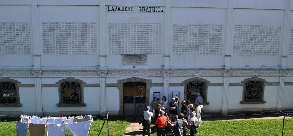 Arriba, lavadero y antigua escuela infantil que hoy acoge oficinas de Servicios Sociales. Abajo, actual residencia de mayores y la que fue la casa de Juan García Naveira. | // IAGO LÓPEZ