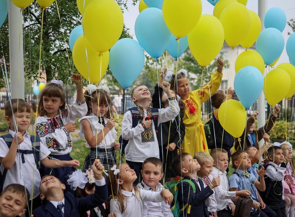 Schoolchildren atten (155282876).jpg