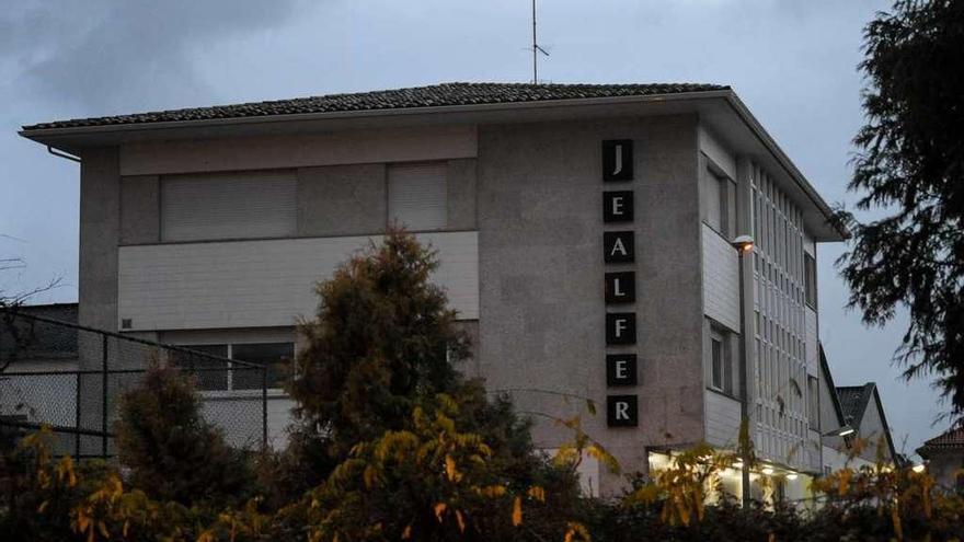 El edificio principal de las instalaciones de Jealfer en el concello de Boiro.
