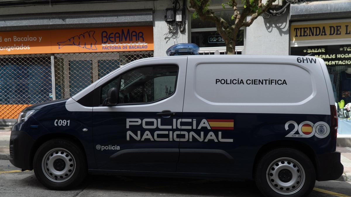 Un vehículo de la Policía Científica este lunes en Os Mallos durante la inspección a la vivienda donde apareció un cadáver.