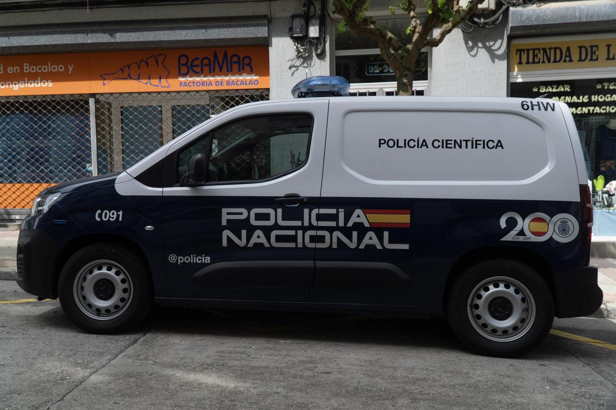 Un vehículo de la Policía Científica este lunes en Os Mallos durante la inspección a la vivienda donde apareció un cadáver.