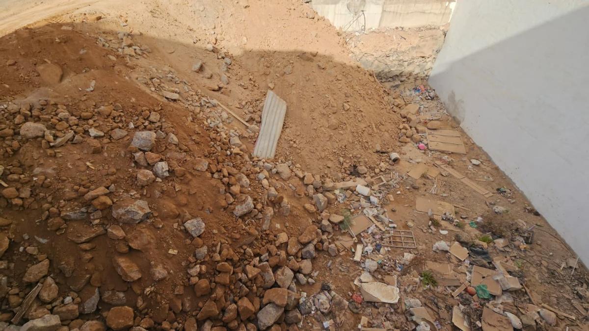 Limpieza del solar insalubre en La Vega, en Arrecife