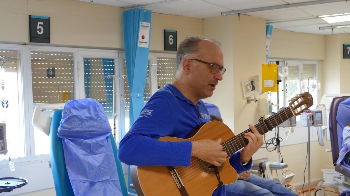 La ONG Músicos por la salud ameniza la estancia de los pacientes del Hospital General de Castellón con sesiones de música en directo