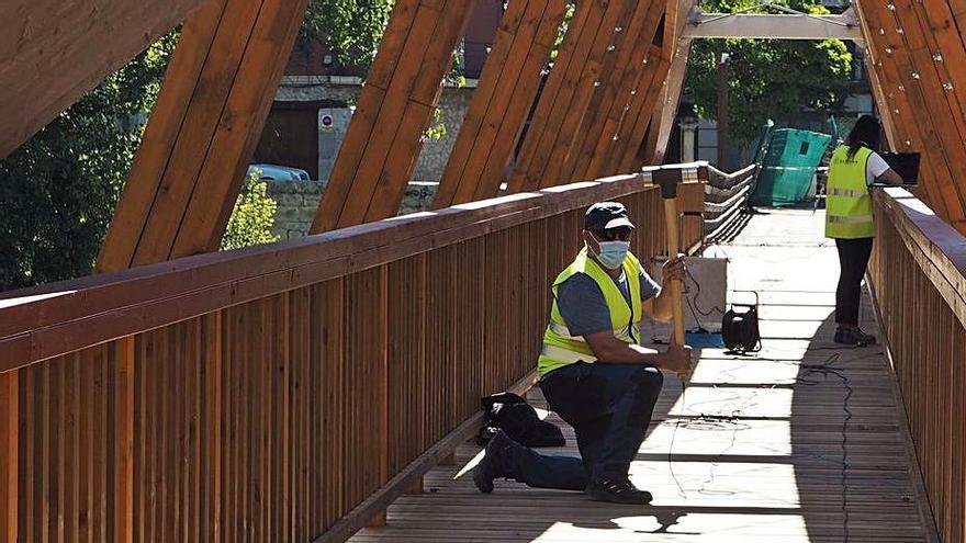 Pruebas en el puente de Peñafiel, en Valladolid, para instalar el dispositivo para amortiguar vibraciones.