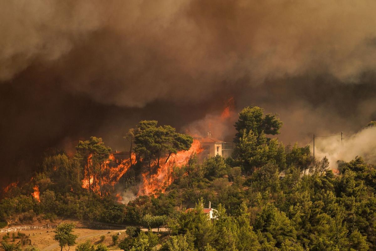 Dos grandes incencios cerca de Atenas obligan a evacuar a miles de personas