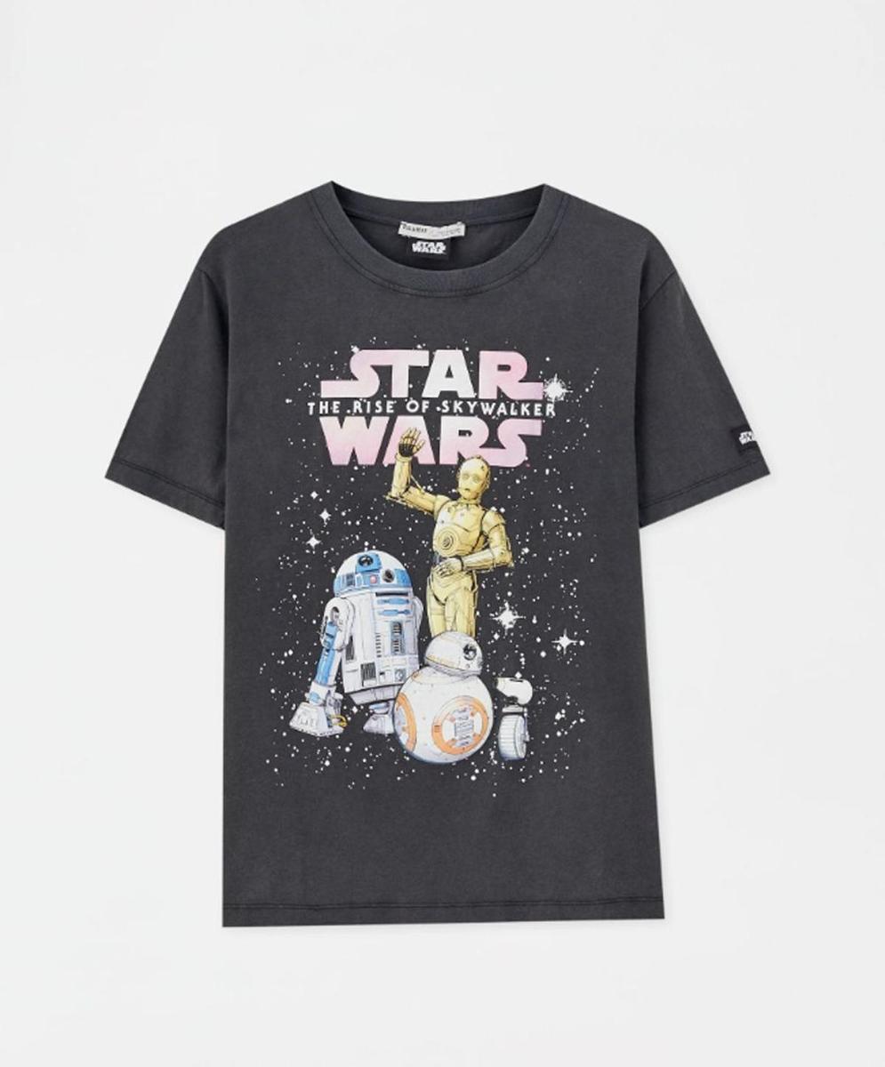 Camiseta de 'Star Wars' de droides de Pull&amp;Bear (Precio: 12,99 euros)