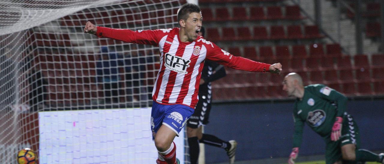 Rubén Alcaraz celebra un gol la temporada 2016-17.