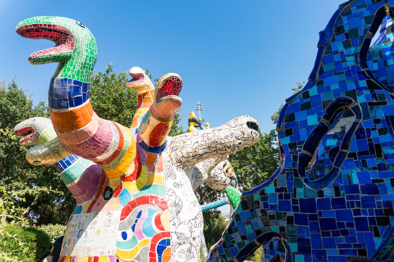 Niki de Saint Phalle se decidió a construir el Jardín del Tarot después de una visita a Barcelona