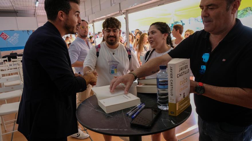 Firma de libros de Javier Castillo en la Feria del Libro de Málaga
