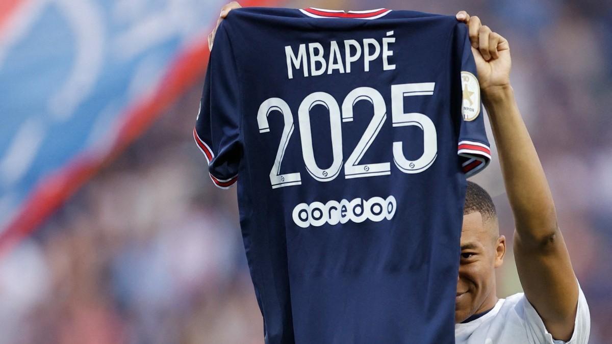 Mbappé enseña la camiseta con el 2025, fecha del final de su nuevo contrato.