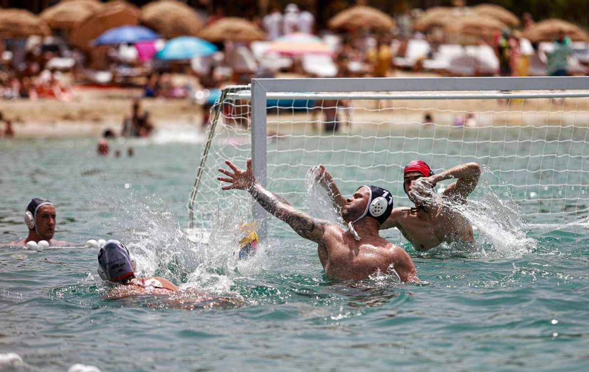 Uno de los waterpolistas protagoniza una acción de juego ofensivo en una de las porterías. | T.E.