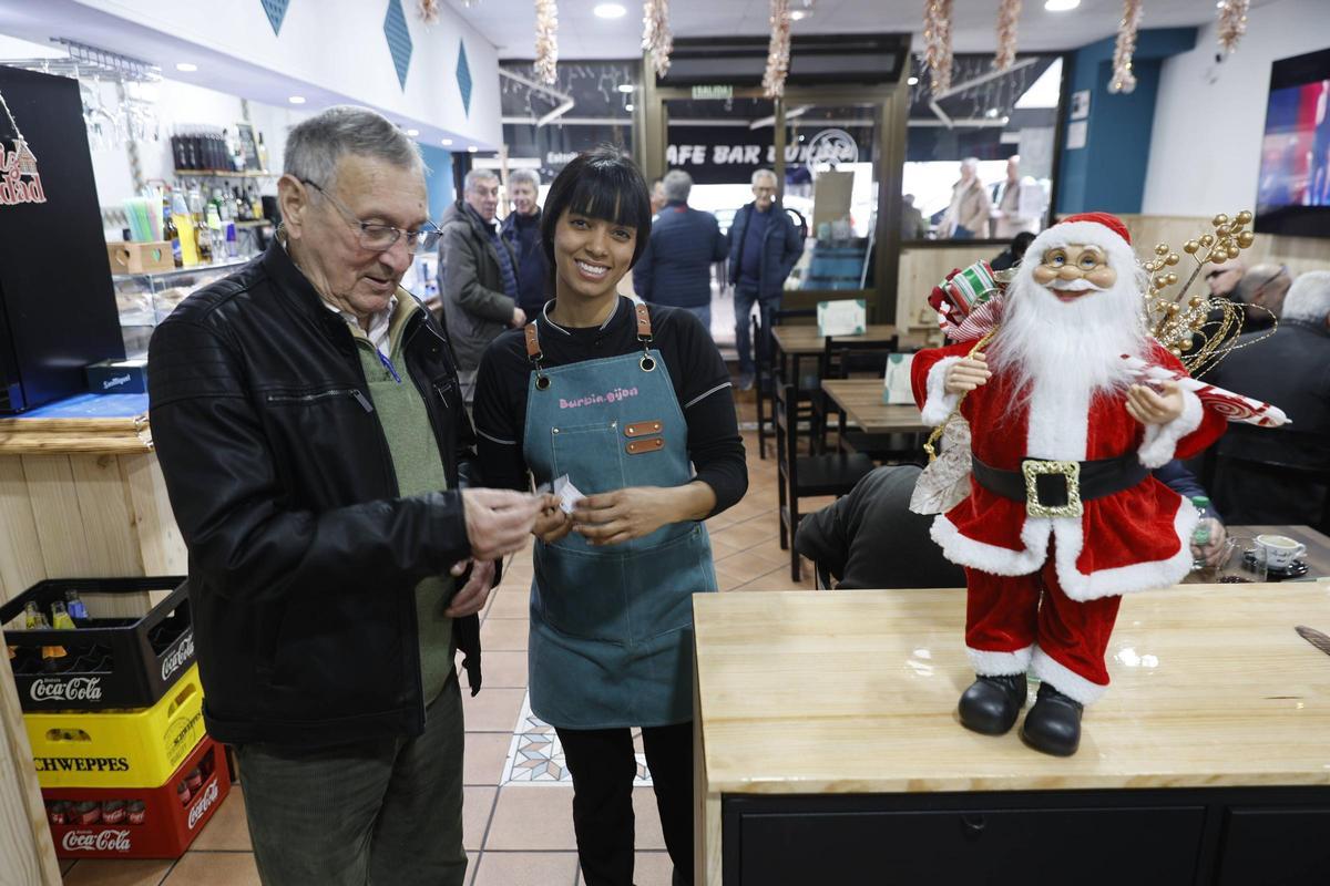 Comprar en las tiendas del barrio tiene premio esta Navidad en Gijón (en imágenes) Comprar en las tiendas del barrio tiene premio esta Navidad en Gijón (en imágenes)