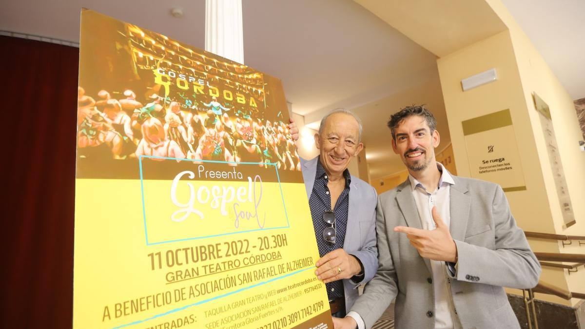 El presidente de la asociación San Rafael de Alzhéimer de Córdoba, Rafael Luque, con el director del coro Gospel Córdoba, Nacho Lozano.