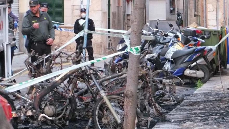 Agentes de la Guardia Civil, junto a los restos de los vehículos destruidos por el incendio en abril de 2020 en Sóller.