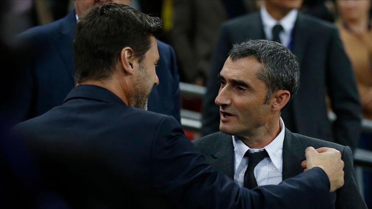 Valverde saluda a Pochettino antes del incio del partido en Wembley